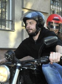 Výtvarník Roman Týc odjíždí na motocyklu od pankrácké věznice