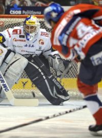 Semifinále play off hokejové extraligy - 1. zápas HC ČSOB Pojišťovna Pardubice - Bílí Tygři Liberec 24. března v Pardubicích. Liberecký brankář Marek Pinc likviduje střelu pardubického hráče Václava Kočího