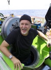 Šťastný James Cameron po návratu z hlubin ve svém batyskafu