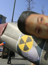Protesty v Soulu proti zkoušce severokorejské mezikontinentální balistické rakety. Na modelu rakety je připevněna podobizna Kim Čong-una