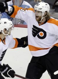 Jakub Voráček (číslo 93) se raduje z gólu do sítě Philadelphie