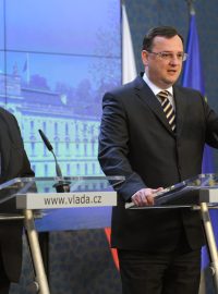 TK po jednání koaličních stran o rozpočtových škrtech a požadavcích VV na změny ve vládě, Karel Schwarzenberg, Petr Nečas a Radek John
