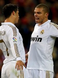 Real Madrid&#039;s Cristiano Ronaldo (L) celebrates with team-mate Pepe after scoring his third goal during their Spanish first division soccer match