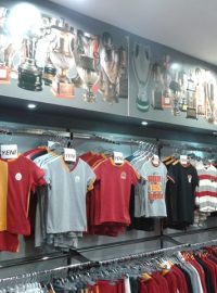 Dresy mizí z fanshopu Galatasaray v těchto dnech rychleji, než obvykle