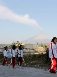 Mexické studentky v San Nicolas de los Ranchos, v pozadí kouřící PopocatépetlMexické studentky v San Nicolas de los Ranchos, v pozadí kouřící Popocatépetl