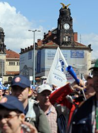 Protivládní demonstrace, kterou pořádají odbory a dvě desítky organizací a iniciativ v Praze