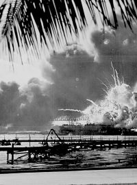 Exploze torpédoborce USS SHAW po zásahu japonským bombardérem, Pearl Harbor