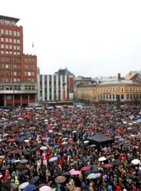 Tisíce lidí přišly v Oslu zazpívat Breivikovi píseň, kterou nenávidí