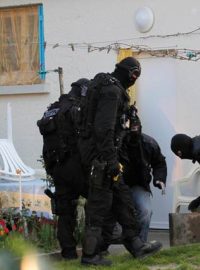 Při razii francouzských bezpečnostních jednotek zadrželi na 20 osob
