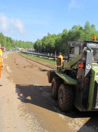 Úklid dálnice D1 na 61. km ve směru na Brno