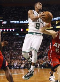 Boston Celtics guard Rajon Rondo  (C) drives to the basket between Atlanta Hawks forward Marvin Williams (L) and guard Kirk Hinrich during the first quarter of Game 3 of their NBA Eastern Conference playoff basketball series