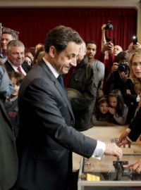 Současný francouzský prezident Nicolas Sarkozy odevzdává svůj hlas v prezidentských volbách spolu se svojí manželkou Carla Bruni-Sarkozy