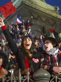 Hollandovo vítězství slavili jeho příznivci na tradičním místě francouzské levice, na náměstí Bastilly