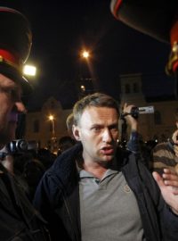 Prominentní protikorupční bloger Alexej Navalný mezi policisty při demonstraci v centru Moskvy