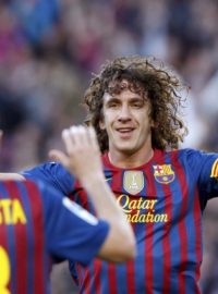 Tady se ještě Carles Puyol raduje. Teď už mu ale do smíchu není, musí na operaci