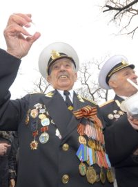 Ruští veteráni si připíjejí vodkou