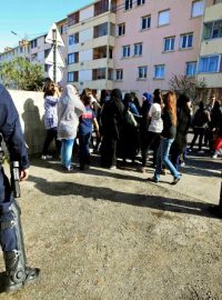 Francouzská policie hlídá skupinu žen, která se chystá jít k domu matky Mohameda Meraha