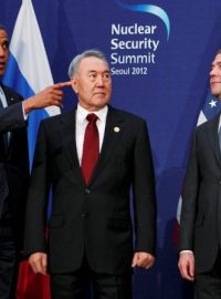 Americký prezident Barack Obama, kazašský prezident Nursultan Nazarbajev a ruský prezident Dmitrij Medvěděv na jaderném summitu OSN v Soulu