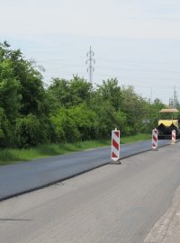 Na části trasy z Čelákovic do Lázní Toušeň už silničáři pokládají nový asfalt