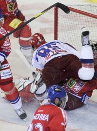 Czech Republic&#039;s goaltender Jakub Kovar (R) collides with Russia&#039;s Nikolay Kulemin (2nd R) next to his teammates Zdenek Kutlak  (L) and Michal Vondrka during their Euro Hockey Tour ice hockey game in Brno April 29, 2012