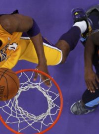 Los Angeles Lakers&#039; Kobe Bryant (L) puts up a shot past Denver Nuggets&#039; Ty Lawson during Game 7 of their NBA Western Conference basketball playoff series in Los Angeles, California May 12, 2012