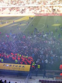 Pod hlavní tribunou se pak fanoušci dožadovali odvolání Jaroslava Hřebíka