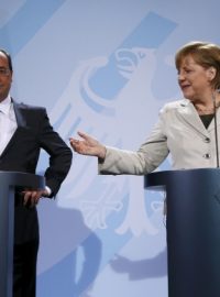Nový francouzský prezident François Hollande a kancléřka Angela Merkelová na tiskové konferenci