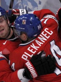 Tomáš Plekanec a Milan Michálek oslavují gól do švédské branky