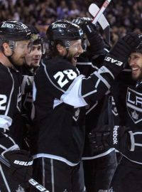 Dwight King (vpravo) oslavuje se spoluhráči vítězný gól do sítě Phoenixu ve 3. duelu finále Západní konference NHL