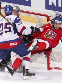 Slovakia&#039;s Marek Hovorka (L) collides with Czech Republic&#039;s goalkeeper Jakub Kovář (rear) and Michael Frolík during their 2012 IIHF men&#039;s ice hockey World Championship semi-final game in Helsinki  May 19, 2012