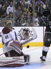 Phoenix Coyotes goalie Mike Smith (L) makes a save as Los Angeles Kings&#039; Dustin Brown waits for the rebound during the third period of Game 4 of their NHL Western Conference final playoff hockey game in Los Angeles, California, May 20, 2012