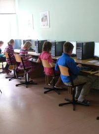 Žáci na základní škole v Klatovech vyplňují elektronické testy