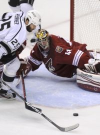 Dustin Penner z Los Angeles Kings rozhodl o postupu svého celku do finále Stanley Cupu, gólman Phoenixu Mike Smith na jeho dorážku nestačil