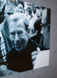 Havel v předsálí konferenční místnosti