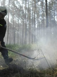 Hasiči bojují s rozsáhlým lesním požárem u Bzence