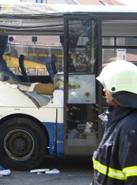 V Třešti se srazil autobus s vlakovou drezínou, která před sebou tlačila drážní bagr