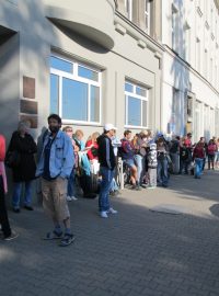 Lidé čekající na otevření Centra správních agend