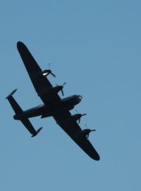 Další nádherný kousek, britský čtyřmotorový bombardér Avro Lancaster. Let v tomto stroji patřícímu Battle of Britain Memorial Flight, si během výcviku v RAF vyzkoušel i princ William