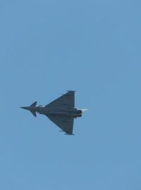 Eurofighter Typhoon verze FGR4 mistrně pilotovaný Squadron Leaderem Scottem Loughranem ze 6.perutě RAF