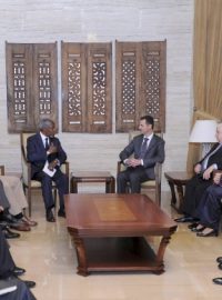 Zmocněnec OSN Kofi Annan (uprostřed vlevo) jedná se syrským prezidentem Bašárem Asadem