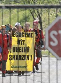 Aktivisté Greenpeace opustili těžní věže Dolu Frenštát v Beskydech, na které vylezli v pondělí ráno