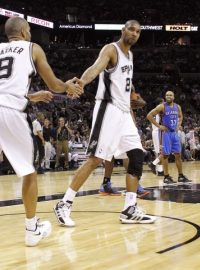 Hrající legendy Spurs Tony Parker a Tim Duncan zatím pokračují v letošní spanilé jízdě