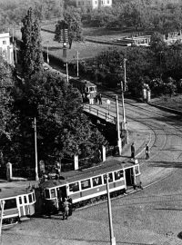 Výsadkáři Jozef Gabčík a Jan Kubiš zaútočili na vůz s R. Heydrichem v prudké zatáčce na jeho cestě z Panenských Břežan do Prahy