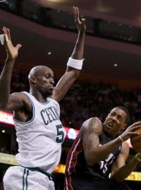 První vítězství Bostonu v semifinále NBA nad Miami režíroval pivot Kevin Garnett