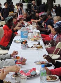 Tradiční setkání sousedů v Británii Big Lunch, letos ku příležitosti jubilea Alžběty II.