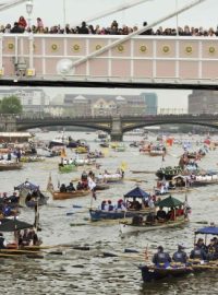 Více než milion lidí sledoval úchvatnou flotilu tisícovky lodí na Temži