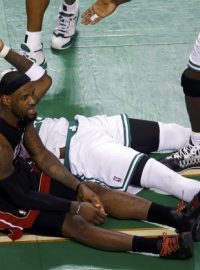 Zřejmě rozhodující okamžik 4. finále Východní konference, právě se vyfauloval Lebron James (v černém)