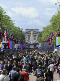 Lidé se shromažďují před Buckinghamským palácem a vyčkávají na koncert