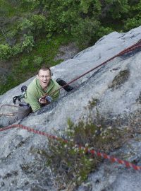 Reportér Ľubomír Smatana slaňuje skálu