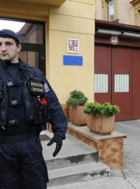 Policista hlídkuje před budovou litoměřické vazební věznice